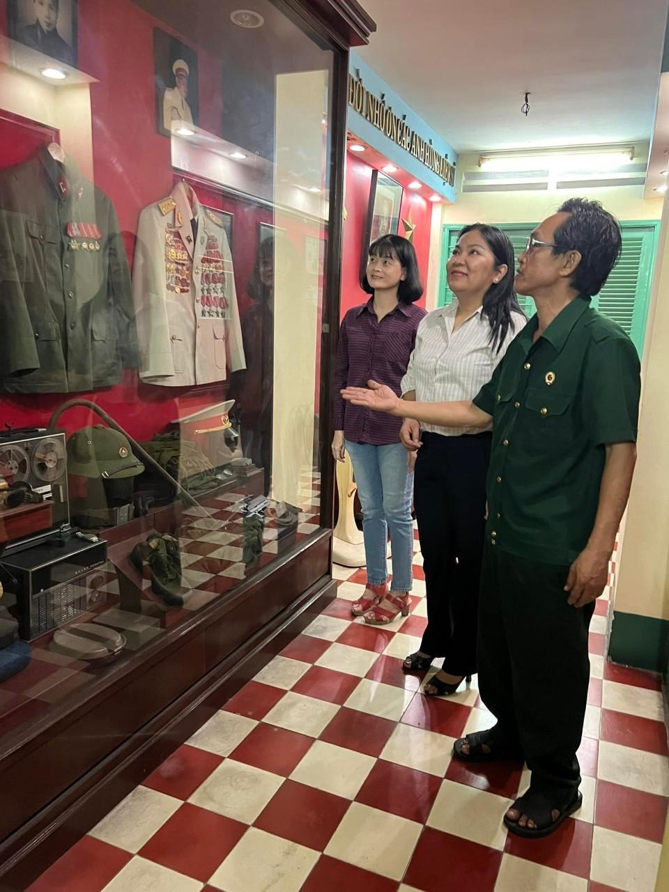 Chi bộ - Ban giám hiệu trường Kiến Thiết đã đến thăm và tặng quà cho Hội Cựu Chiến binh Phường 5